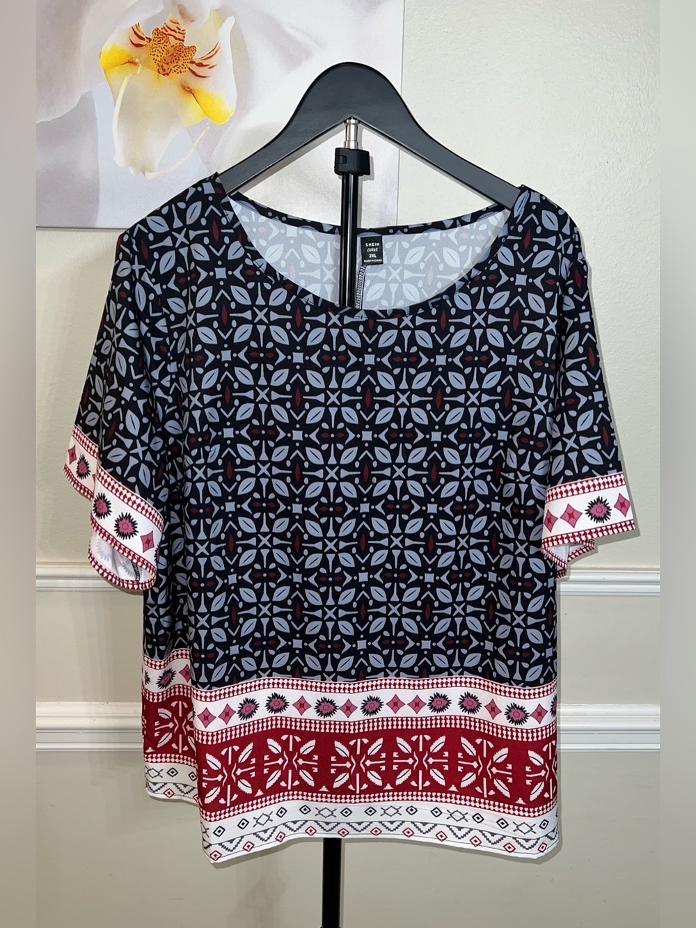 Women’s Abstract Geometric Short Sleeve Top in Navy and Red! Size 2XL.